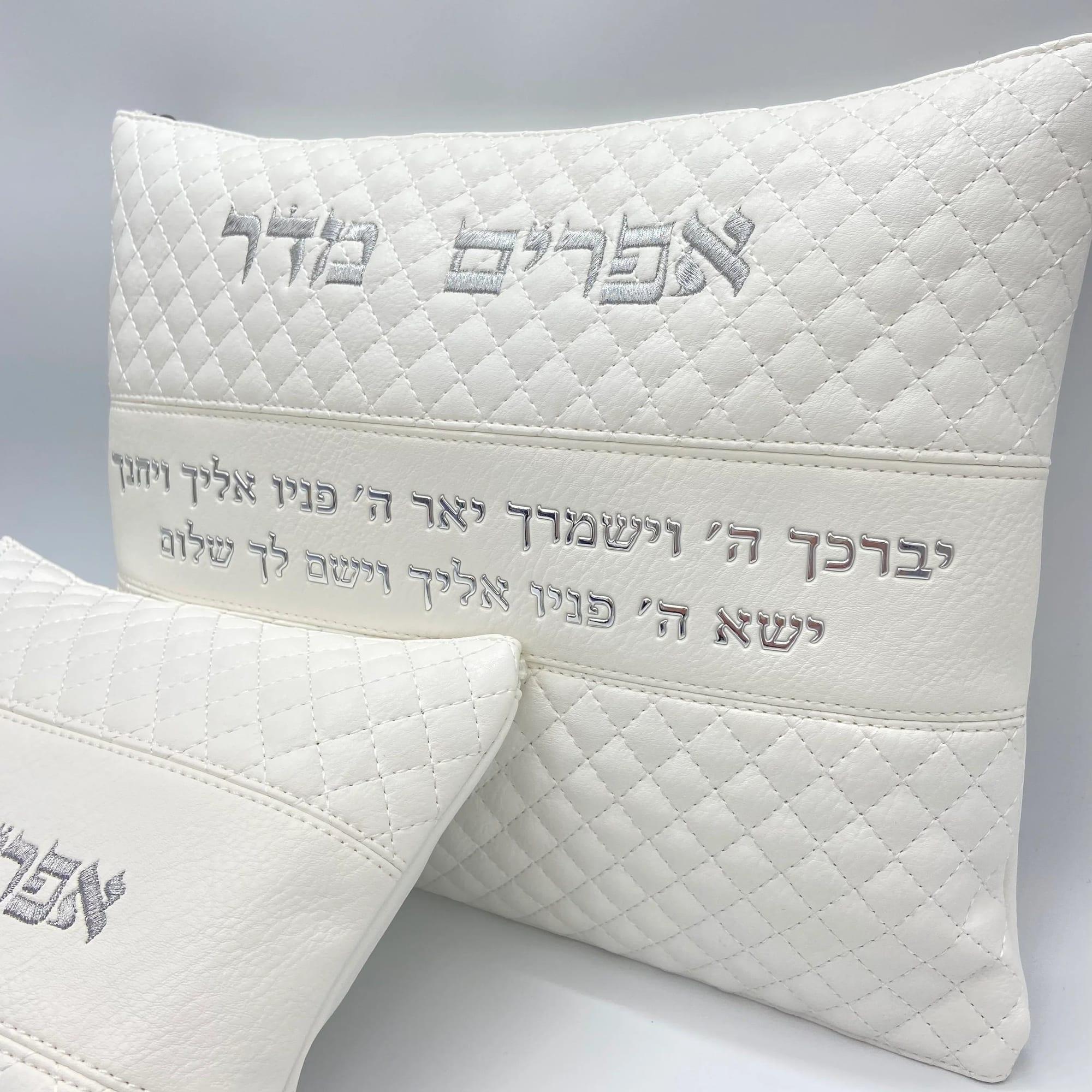 מארז כיסויים לטלית ולתפילין מפואר לבן ברכת כהנים, תכשיט כסף מבית אור אבנר בתמונת אווירה