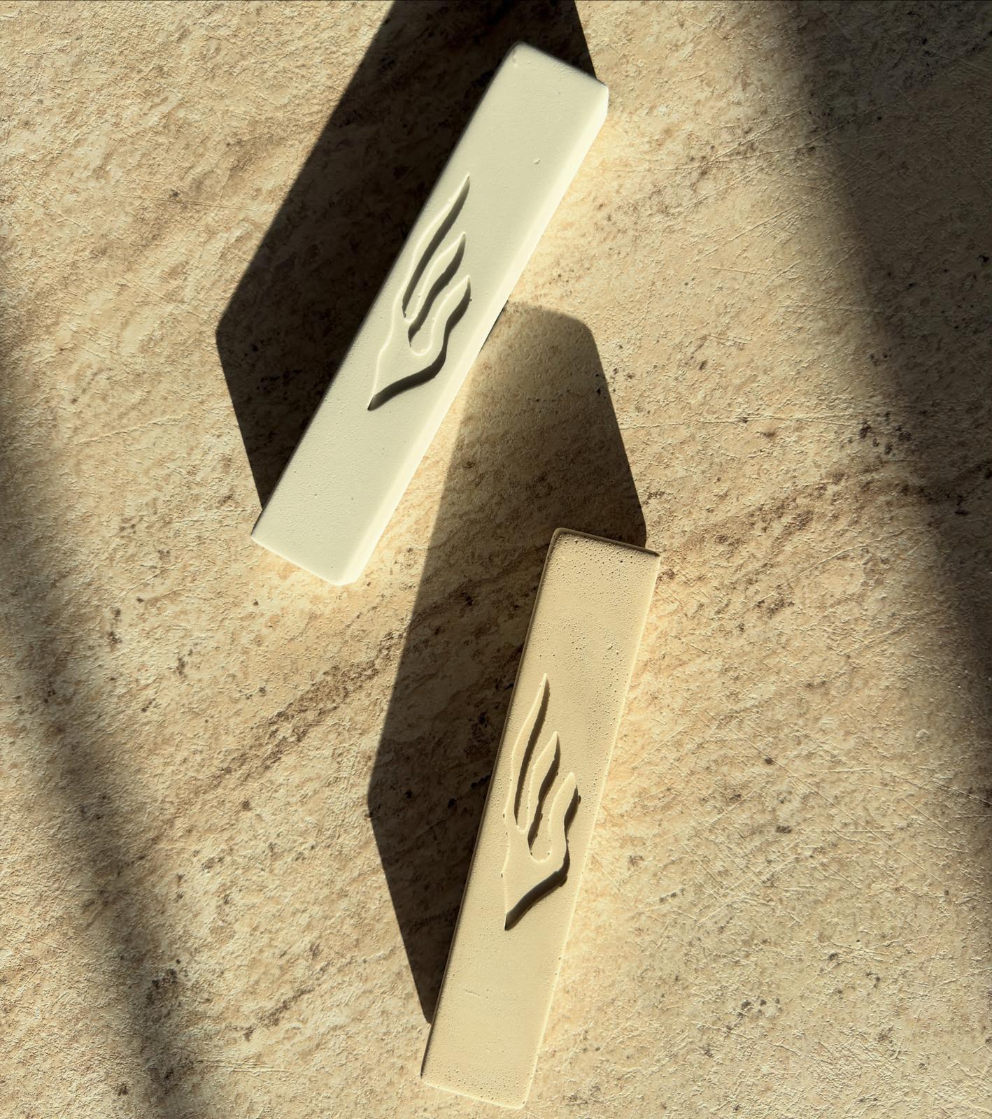 בית מזוזה מבטון עם אות ש בתבליט, תכשיט כסף מבית אור אבנר
