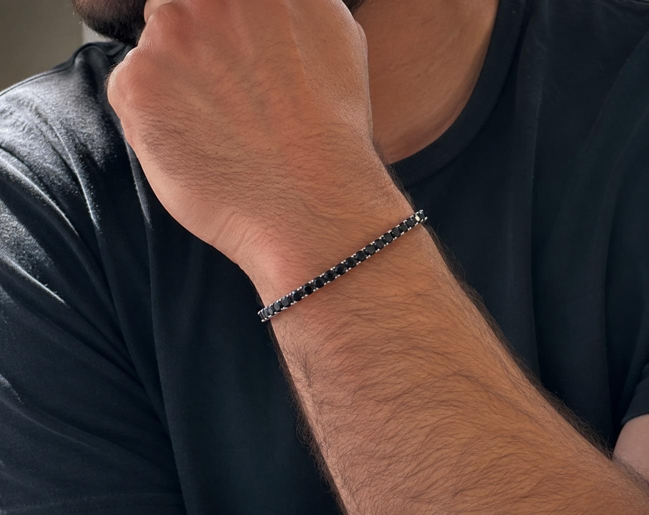 לקוחה עונדת צמיד טניס אבני חן שחורות מבית אור אבנר